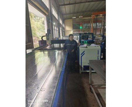 信陽全自動(dòng)上料激光切割機(jī)